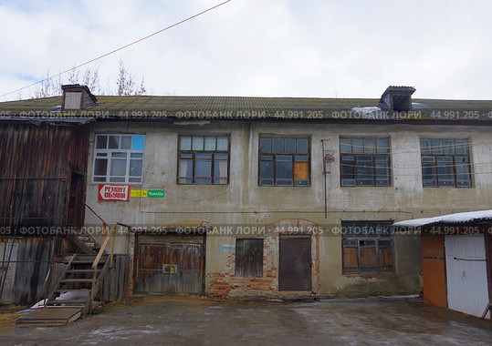 Во дворе "Особняка Носова". Свердловская область, город Невьянск, улица Кирова, дом 9, 9а (2019 год). Редакционное фото, фотограф Алексей Иванов / Фотобанк Лори