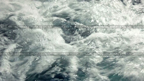 Вода бурлит и пенится крупным планом. Стоковое видео, видеограф Losevsky Pavel / Фотобанк Лори