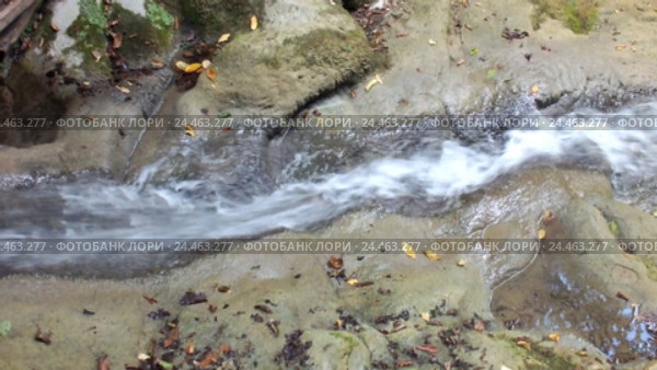 Вода, струящаяся по камням. Фрагмент водопада. Стоковое видео, видеограф Александр Замараев / Фотобанк Лори