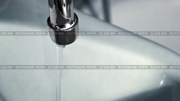 Вода течет из крана и заканчивается. Стоковое видео, видеограф Александр Романов / Фотобанк Лори