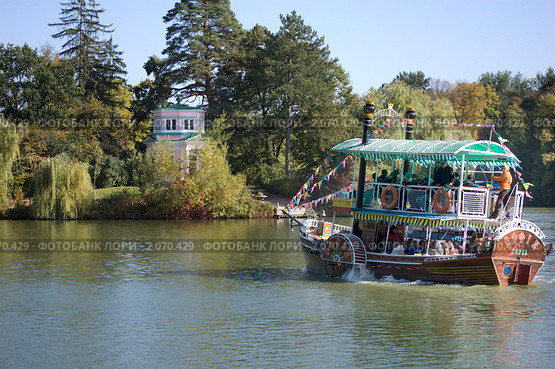 Водная прогулка к павильону любви (2010 год). Редакционное фото, фотограф Короленко Елена / Фотобанк Лори