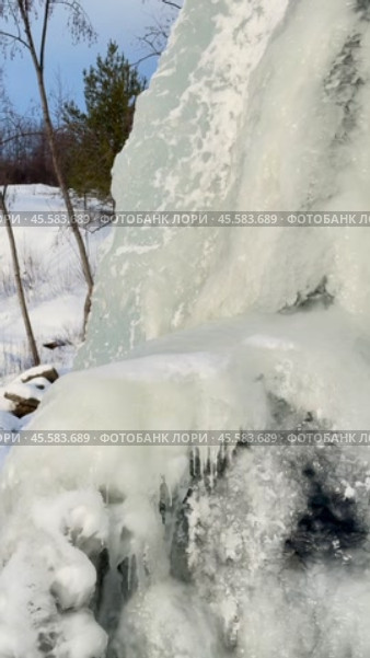 Водопад (дамба, плотина) на реке Старая Кенка Удмуртия (2023 год). Стоковое видео, видеограф Оксана Шведкова / Фотобанк Лори