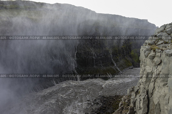 Водопад Деттифосс (Detifoss ). Одна из лучших достопримечательностей Исландии. Деттифосс - самый мощный водопад в Исландии и во всей Европе. Стоковое фото, фотограф Дымов Игорь / Фотобанк Лори