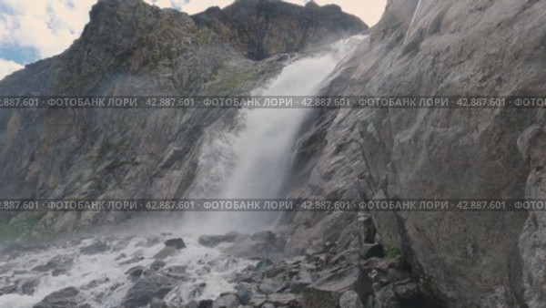 Водопад мощный поток воды, падающий со скалы. Эпический вид на водопад, стоя очень близко к нему. Брызги и водяная пыль разлетаются в разные стороны. Стоковое видео, видеограф Воловодов Владимир / Фотобанк Лори