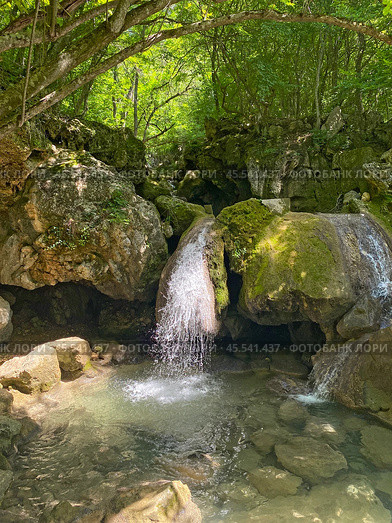 Водопад на реке Кизилкобинка, село Перевальное, Крым (2023 год). Стоковое фото, фотограф Мария Кылосова / Фотобанк Лори