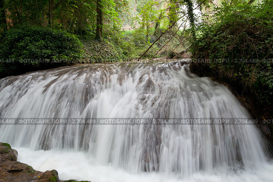 Водопад в "Monasterio de Piedra" (Монастырь на скале), Сарагоса, Испания. Редакционное фото, фотограф Александр Тесевич / Фотобанк Лори