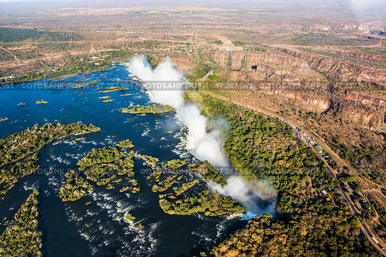 Водопад Виктория на реке Замбези, водяная пыль и радуга над ним, вид сверху с вертолёта (2014 год). Стоковое фото, фотограф Анна Ефимова / Фотобанк Лори