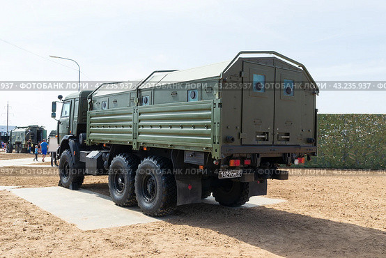 Военная техника. Специальный военный грузовик на шасси КАМАЗ, с частичным бронированием и броневой капсулой в кузове. Средняя Ахтуба, Волгоградская область, Россия. (2021 год). Редакционное фото, фотограф Андрей Цыганков / Фотобанк Лори