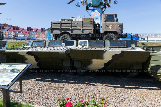 Военнная техника, гусеничный самохлдный паром ГСП с установленным автомобилем ГАЗ-66, плавающий транспортёр  для преодоления водных преград. Каменск-Шахтинский, Ростовская область, Россия. (2021 год). Редакционное фото, фотограф Андрей Цыганков / Фотобанк Лори
