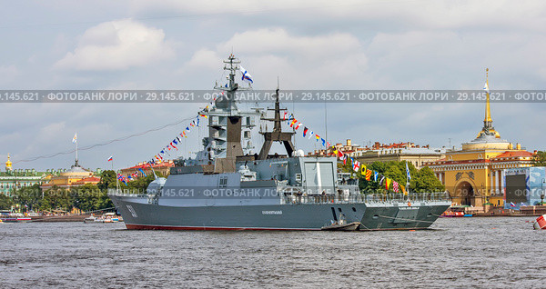 Военные корабли на параде в день ВМФ. "Сообразительный" –  корабль ближней морской многоцелевой сторожевой зоны (корвет) проекта 20380. Санкт-Петербург (2018 год). Редакционное фото, фотограф Сергей Афанасьев / Фотобанк Лори