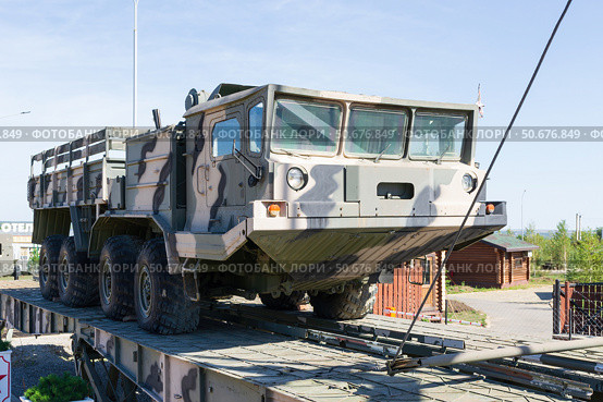 Военный артиллерийский тягач БАЗ-6953 в парке Патриот, Ростовская область, Каменск-Шахтинский, Россия (2021 год). Редакционное фото, фотограф Андрей Цыганков / Фотобанк Лори