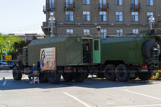Военный фургон, походная кухня ПАК-200 на шасси автомобиля УРАЛ для питания горячей едой гостей праздника на городской площади. Волгоград, Центральный район, Россия. Редакционное фото, фотограф Андрей Цыганков / Фотобанк Лори
