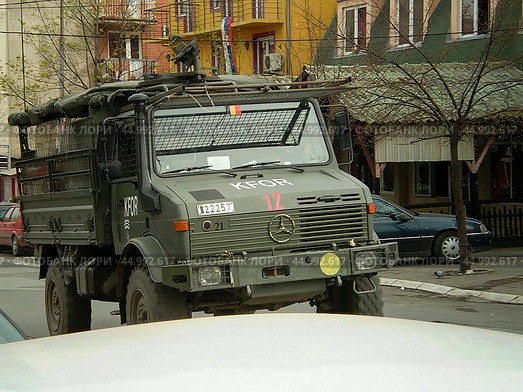 Военный грузовик миротворческих сил ООН КФОР в сербской части города Косовская Митровица, Косово (2008 год). Редакционное фото, фотограф Александр Кузнецов / Фотобанк Лори