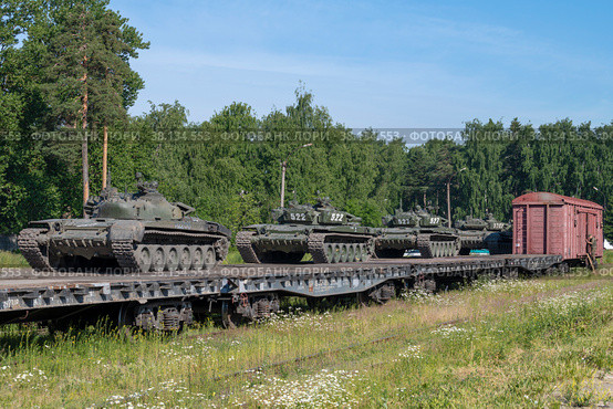 Воинский эшелон с танками Т-72Б3 стоит в тупике солнечным летним днем (2020 год). Редакционное фото, фотограф Виктор Карасев / Фотобанк Лори