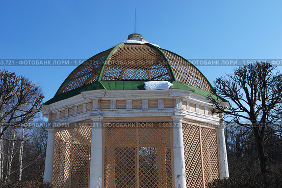Вольер для птиц. Усадьба Кусково. Москва (2010 год). Редакционное фото, фотограф E. O. / Фотобанк Лори