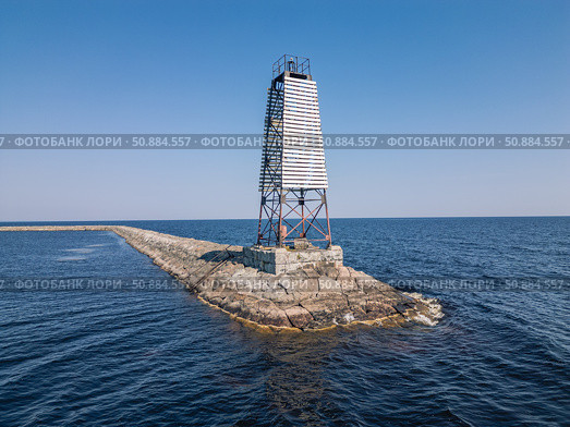 Волнолом из гранитных камней, в бухте "Далекая". Ладожское озеро. Breakwater made of granite stones, in the bay "Dalekaya". Lake Ladoga. Стоковое фото, фотограф Антон Назаров / Фотобанк Лори