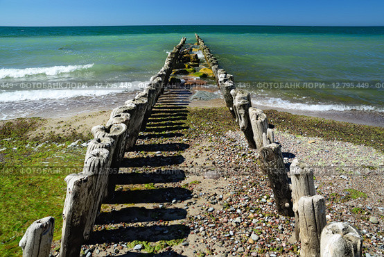 Волнорез уходит в море. Стоковое фото, фотограф Сергей Трофименко / Фотобанк Лори