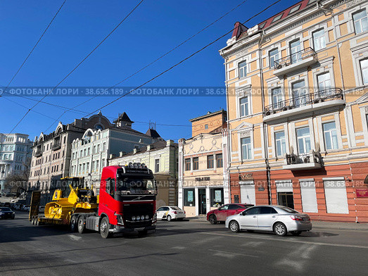 Volvo FH 540 на Светланской улице во Владивостоке зимой (2022 год). Редакционное фото, фотограф Овчинникова Ирина / Фотобанк Лори