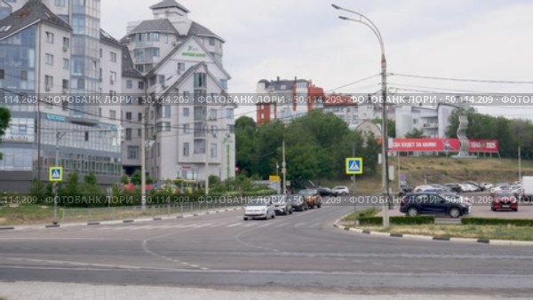 Voronezh, Russia, June 17, 2025: Cars on the road at an intersection in the city of Voronezh in the summer. Редакционное видео, видеограф Катерина Белякина / Фотобанк Лори