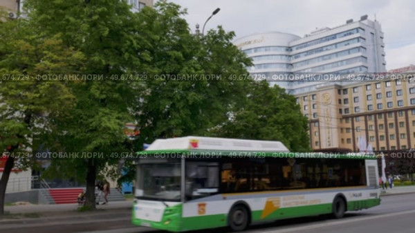 Voronezh, Russia, May 9, 2025: The building of the Mercury Hotel in summer, the highway is moving transport. Редакционное видео, видеограф Катерина Белякина / Фотобанк Лори