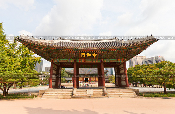 Ворота Junghwamun дворца Токсугун (XV в.) в Сеуле, Южная Корея (2014 год). Стоковое фото, фотограф Иван Марчук / Фотобанк Лори