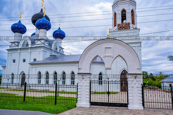 Ворота церкви Успения Пресвятой Богородицы в Богородске (2024 год). Редакционное фото, фотограф Илья Старков / Фотобанк Лори