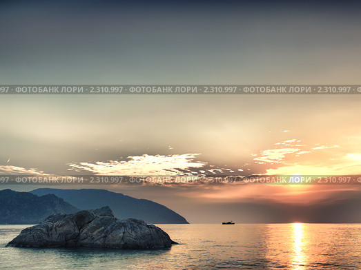 Восход солнца над  морем.  Кон  Дао.  Вьетнам. Стоковое фото, фотограф Ольга Хорошунова / Фотобанк Лори