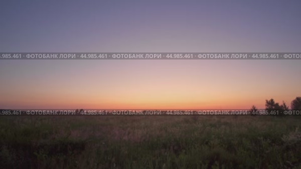 Восход Солнца над полем. Стоковое видео, видеограф Павел Т. / Фотобанк Лори