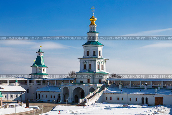 Воскресенский Новоиерусалимский монастырь. Вид на Дамасскую башню и надвратную церковь Входа в Иерусалим. Истра, Московская область (2018 год). Стоковое фото, фотограф Наталья Волкова / Фотобанк Лори