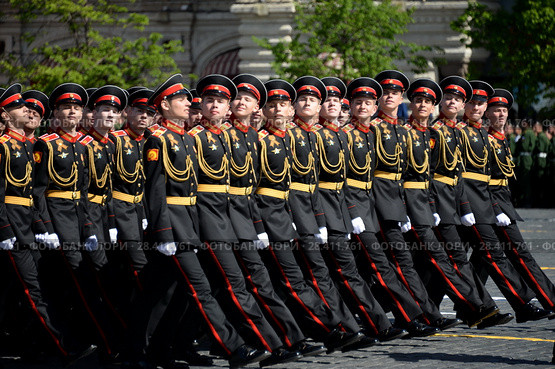 Воспитанники Тверского (Калининского) военного суворовского училища во время парада на Красной площади в честь Дня Победы (2018 год). Редакционное фото, фотограф Free Wind / Фотобанк Лори