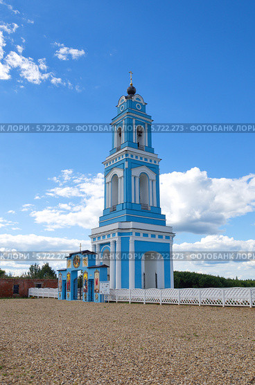 Восстановленная колокольня церкви Рождества Пресвятой Богородицы в с.Чертень, Калужская область (2013 год). Стоковое фото, фотограф Елена Коромыслова / Фотобанк Лори