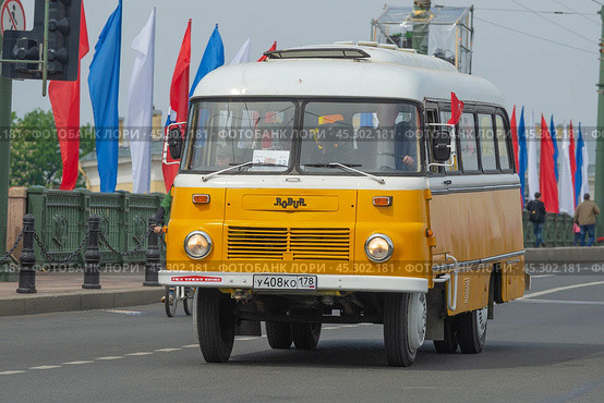 Восточногерманский автобус "Робур" LO 3000 на параде ретро транспорта в честь Дня города. Санкт-Петербург (2019 год). Редакционное фото, фотограф Виктор Карасев / Фотобанк Лори