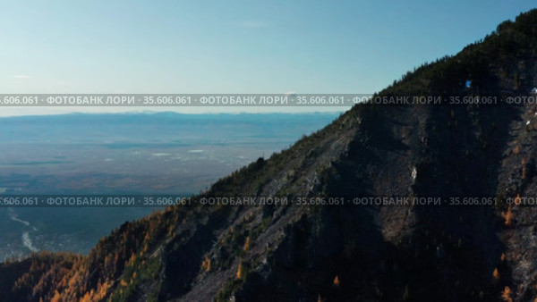 Восточные Саяны осенью. Тункинская долина ранним утром. Eastern Sayans in autumn. Tunka valley in the early morning. Стоковое видео, видеограф Евгений Романов / Фотобанк Лори