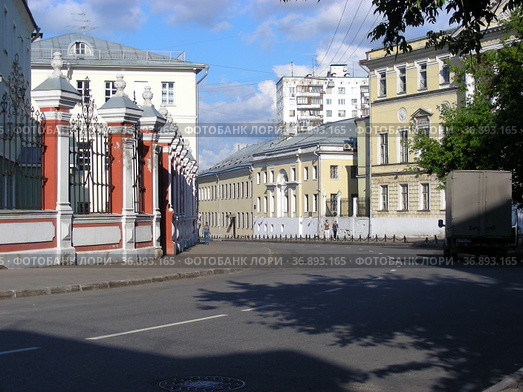 Восточный флигель городской усадьбы И. И. Демидова. Построен в конце XVIII века. Архитектор М. Ф. Казаков. Гороховский переулок, 4, корпус 6. Басманный район. Город Москва (2011 год). Редакционное фото, фотограф lana1501 / Фотобанк Лори