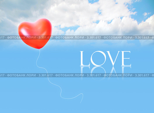 Воздушный шар в форме сердца и слово "Love" на фоне неба с облаками. Стоковое фото, фотограф Losevsky Pavel / Фотобанк Лори