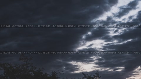 Впечатляющий вид на черное грозовое небо. Замедленная съемка облаков. Сила и красота надвигающейся стихии. Мистика и драматизм будущего урагана. Стоковое видео, видеограф Воловодов Владимир / Фотобанк Лори