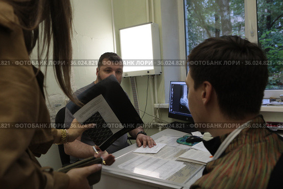 Врач травматолог и пациент, Балашиха (2021 год). Редакционное фото, фотограф Дмитрий Неумоин / Фотобанк Лори