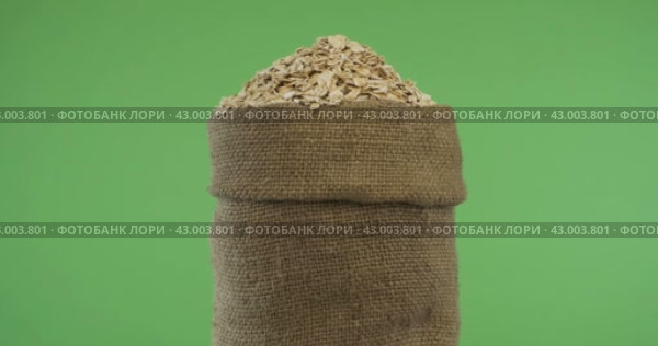 Вращение  полного мешка  овсяного хлопьев. Крупный план. Зеленый экран. Rotating a full bag of oat flakes. Close-up. Стоковое видео, видеограф Александр Собко / Фотобанк Лори
