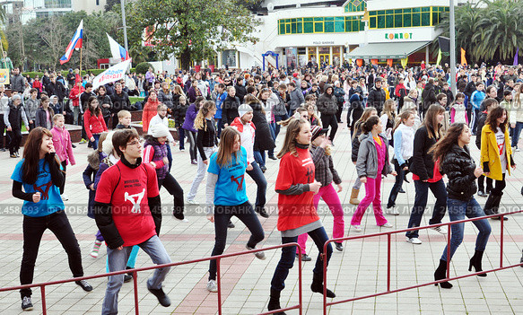 Всемирный день здоровья. Зарядка на площади (Сочи) (2011 год). Редакционное фото, фотограф Анна Мартынова / Фотобанк Лори