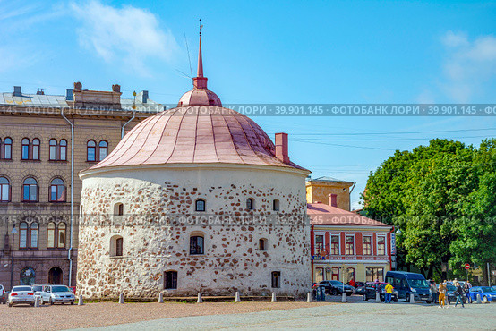 Vyborg, an old Round tower on the Market square (2019 год). Редакционное фото, фотограф Ольга Остроухова / Фотобанк Лори