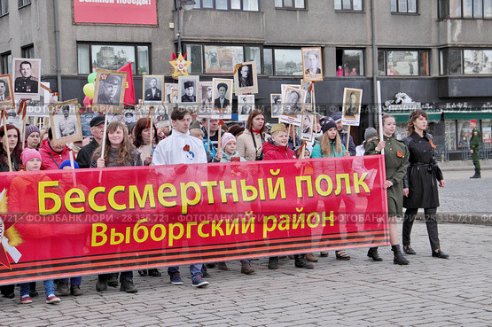 Выборг. Проспект Ленина. "Бессмертный полк". День Победы 9 мая (2017 год). Редакционное фото, фотограф Илюхина Наталья / Фотобанк Лори