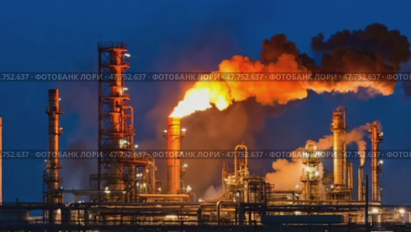Выбросы промышленных нефтеперерабатывающих заводов на фоне сумеречного неба: динамичное пламя в трубах и дым, поднимающийся сквозь сумерки. Стоковое AI-видео, аниматор ФотоИнтеллект / Фотобанк Лори