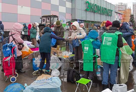 Выездная акция экологического центра "Собиратор" по раздельному сбору вторичного сырья. Москва, метро Коньково. Редакционное фото, фотограф Сергей Рыбин / Фотобанк Лори