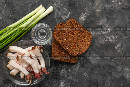 Выпить холодной водки и перекусить закусками на грунтовом фоне. Стоковое фото, фотограф Pixel_shot / Фотобанк Лори