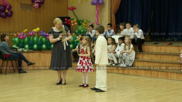 Выпускной вечер в 4-м классе начальной школы (2015 год). Редакционное видео, видеограф Валерий Шилов / Фотобанк Лори