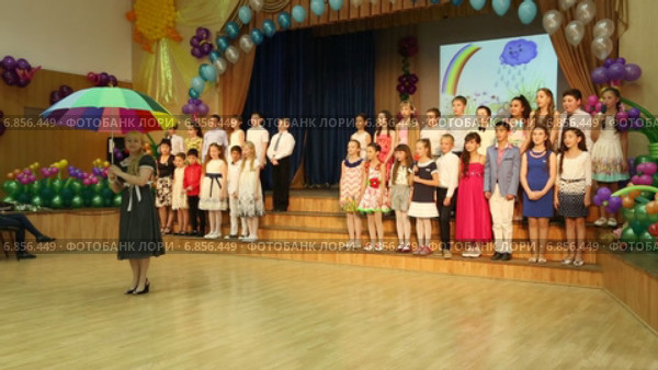 Выпускной вечер в 4-м классе начальной школы (2015 год). Редакционное видео, видеограф Валерий Шилов / Фотобанк Лори