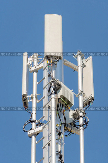 Вышка с антеннами сотовой связи на фоне голубого неба. GSM Antenna against blue sky. Стоковое фото, фотограф Татьяна Д / Фотобанк Лори