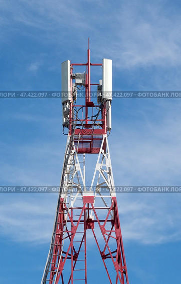 Вышка с антеннами сотовой связи на фоне голубого неба. GSM Antenna against blue sky. Стоковое фото, фотограф Татьяна Д / Фотобанк Лори