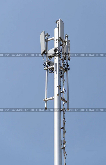 Вышка с антеннами сотовой связи на фоне голубого неба. GSM Antenna against blue sky. Стоковое фото, фотограф Татьяна Д / Фотобанк Лори