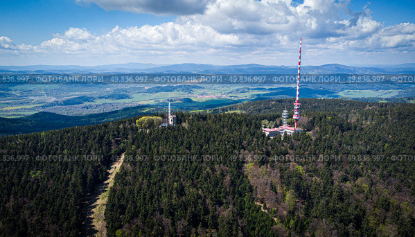 Vysilac Klet. Tower in hill near Cesky Krumlov. Czech Republic. Редакционное фото, фотограф Ignacio Martinez / Фотобанк Лори